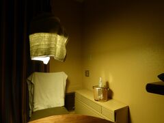 　妙な写真ですが、わが部屋は夜中どんな状態になっているかというと、灯火管制状態です。なぜか。うちは夜中に目が覚めることが多いので、真っ暗にしない。普通ホテルではトイレの電気を付けておいて扉を細く開けるのですが、ここではトイレの電気を付けるとファンが回ってうるさいので、それができない。それでこの明かりをこうすると明かりが眼にも入らないという巧い具合。