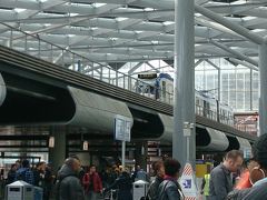 中央駅構内にて無事に私と旦那の証明写真を撮る。

駅構内の上空を電車が走っていてなかなか面白い。
