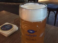 空港内にビールの醸造施設があるミュンヘン空港
その造られたビールを飲めるレストランが空港内にあります。