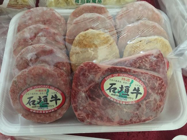 4000円相当が3000円で販売していたのでお得◎<br />●石垣牛ハンバーグ4枚<br />●ステーキ2枚<br />●メンチカツ2枚<br />●豚のハンバーグ４枚 <br /><br />石垣牛のハンバーグは一枚公設市場だと250円に税別。石垣空港だと高いので絶対公設市場か街中で買うのがオススメ。<br /><br />もともと石垣牛ハンバーグとステーキは買うつもりでしたので<br />これはとっても安い。<br /><br />公設市場内はクレジットカードは使えないお店が多いので現金は多めにお持ちくださいね。