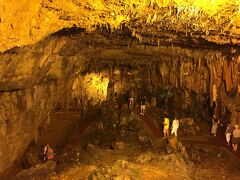 次に訪れたのはドロガラティ洞窟。

地下100メートルほど階段で下っていくと、そこには広い洞窟、そして鍾乳洞が。
縦65メートル、横45メートル、高さ20メートル