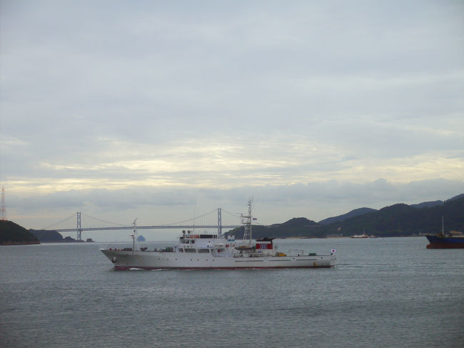 車窓から瀬戸内海が見え、遠くには橋が見えます。<br />昨日、渡った因島大橋だと思います。<br />手前を船が航行しています。<br />小さい字ですが、水産庁となっています。<br /><br />