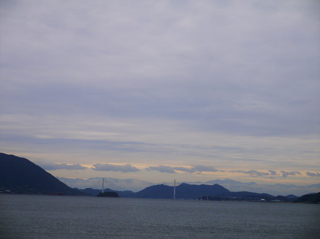 ８時４３分。<br />安芸幸崎と忠海との間です。<br />沖に橋が見えます。<br />多々羅大橋でしょう。<br />遠くの山々は四国の山です。<br /><br />