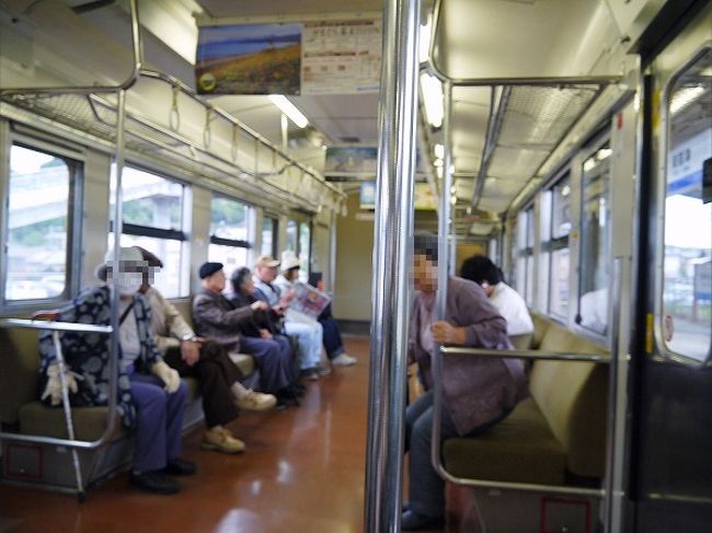 忠海が近付きました。<br />乗客が乗っています。<br />ほとんどの人は忠海で下車しました。<br />１時間に１本。無いダイヤですが、住民にとっては大切な足となっています。<br /><br /><br />