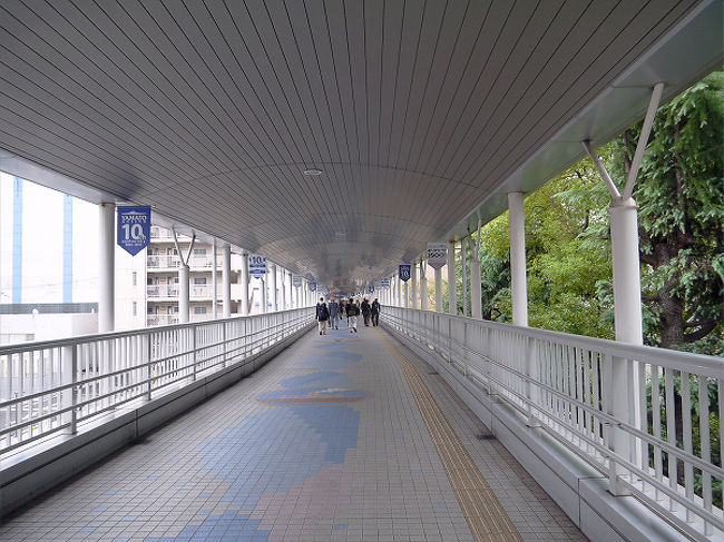 呉駅から大和ミュージアムへ向かう連絡通路。<br />この連絡通路。<br />ゆめタウン呉の店内を通過して大和ミュージアムの前へ出ます。<br /><br />