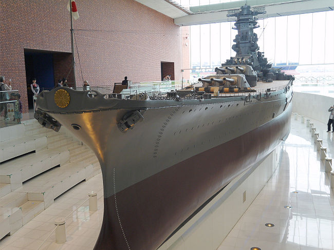 館内に入りました。<br />大きな大和が迎えてくれます。<br /><br />この後に入ったのが、特別企画展。「日米最後の戦艦展」でした。この特別展は撮影禁止となっていました。<br />大和の乗組員に日系２世が乗っていたことなどを捉えていました