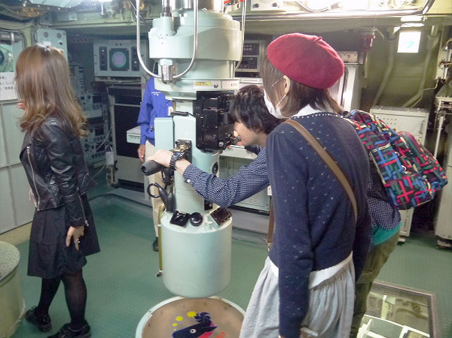 潜望鏡を覗く若者。<br />私も覗いて見ましたが、港内が見えました。<br /><br />