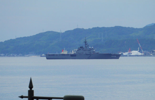 私のカメラで撮影したものです。<br />沖に停泊する輸送艦。「しもきた」です。<br /><br /><br />