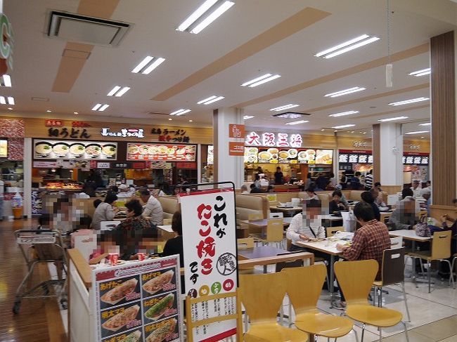 ３階のフードコートに来ました。<br /><br />