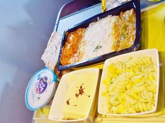 Jet Airways
DAC - BOM 9W275
Dahka to Munbai 
21 Jul, 2015
☆☆

こちらはベジタリアンの機内食。カレーの色が似すぎて食べてみないとわからなかった。