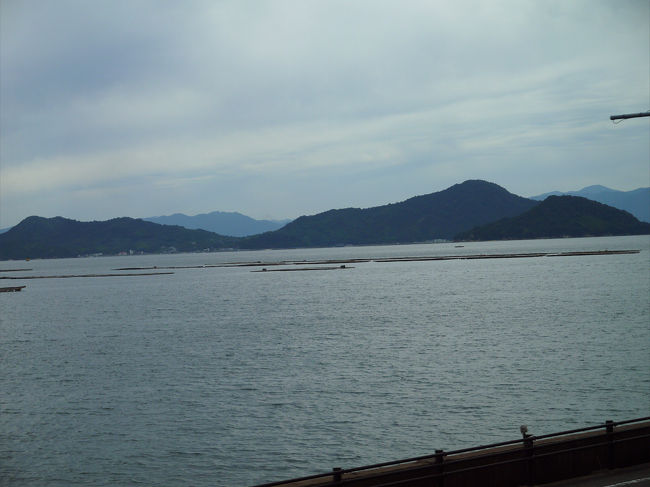 列車の窓から。<br />広島湾が望めます。<br />海上に浮かぶ筏。<br />養殖カキの筏でしょう。<br /><br />