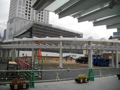 福井駅西口前はまさに開発工事中。広々としたロータリーになるようです。