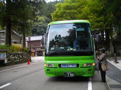 永平寺への公共機関を使ってのアクセスは、2種類。一つは、京福バスの福井駅-永平寺門前への特急永平寺ライナー。もう一つは、えちぜん鉄道で永平寺口まで行き、そこから京福バスに乗り換えて永平寺まで行く方法。ダイヤを調べてみると、急行バスが圧倒的に便利。写真のとおり、路線バスとは一線を画するゆったりとして乗り心地のバスが運行されています。片道720円はいささか高い気がしていたが、これなら悪くないか。福井駅東口から永平寺門前まで約30分。駅東口にバス案内所があり、そこで切符を買って乗るのですが、券売機が1台しかなく、余裕をみておかないと焦ることになるかも。
