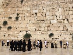 今回の旅行で是非行きたいと思っていた、嘆きの壁に行くことができました。
壁は男性と女性で祈りを捧げる場所が区分けされています。

ユダヤ教徒以外も自由に入ることができますが、頭をキッパと言われるもので覆う必要があります。（入口に置いてあります。）

イスラエルではもちろんのことですが、入場前に厳重なセキュリティチェックを受ける必要があります。

