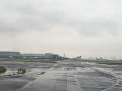 羽田空港は雨上がり。