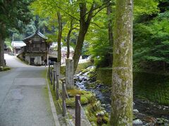 通用門の前は永平寺川。清流が流れています。水は冷たそう。流れに沿って、寂光園があります。
今なお厳しい修行の場であるお寺だけに、威厳に包まれつつ、お寺を後にしました。ゆったり巡って、約2時間。参道のお土産屋さんを冷やかしつつ、特急バスに乗って福井駅へ。気分も引き締まったのでした。