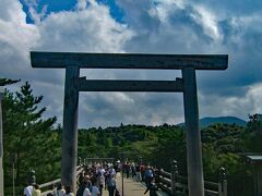 宇治橋

ここからが伊勢神宮・内宮になります。五十鈴川（いすずがわ）を渡ります。