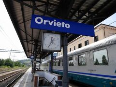 「Orvieto駅」


１１：２２到着予定が、約１０分ほど遅れてOrvieto駅に到着。

これから、チヴィタ村へ行く。
チヴィタ村方面へ行くバスの出発時間は、１２：４５。

あと約１時間しかない。
それまでに、バスの切符を買ったり、ホテルへ荷物を預けたりしなきゃ。




