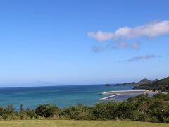 川平湾に向かう途中

海が綺麗！！

ずーっと見ていたいのですが、
川平湾が待っているので向かいます



