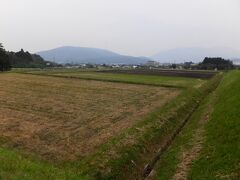 次の目的地の「決戦地」が見えてきたところで、東軍側を振り返る。
このあたりは石田三成隊への闘志を燃やし、黒田長政や細川忠興らが進軍していったあたりか？
関ヶ原の戦いについて書いた本から、狭い盆地の中に大軍がひしめき合って…という印象だったが、思っていたよりも広い。