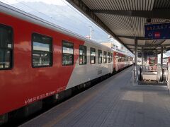 Brenner駅からInnsbruck中央駅まではSバーンで移動し、その後インスブルック中央駅でWorgl駅に行く電車に乗り継ぎました。

この時のオーストリア国鉄の車掌さんが超絶親切で、Kirchberg in Tirolまで行きたいと言ったら乗り換え駅を教えてくれた上、乗換駅で降りた時にも乗り換え先のホームの場所までわざわざ教えてくれました。

でも、乗った列車はエアコンが効いてなくて暑かったです。