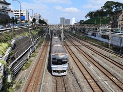 神奈川駅前の青木橋の下を横須賀線が駆け抜けます。