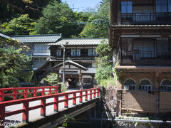 赤い橋が特徴の積善館