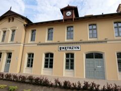 4時間ほどの乗車でケントシン（Kętrzyn）駅に到着。
駅名の上部に「Rastenburg」と記載があるが、第2次世界大戦まではドイツ領でRastenburg（ラステンブルグ）という地名だった。
(写真は翌朝撮影)