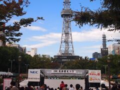 栄　１４時です。
今日明日と名古屋まつりなので、いろいろ催し物をやっていて賑わっています。
