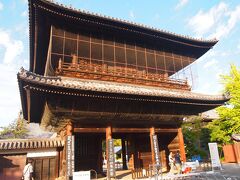 三門
建中寺は尾張藩初代義直の菩提を弔うため、二代藩主光友が建立したということです。
創建当時の建物はこの山門の他総門くらいです。