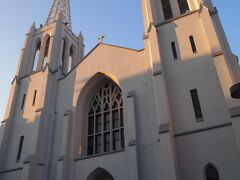 カトリック布池教会です。
カトリックの教会としてはシンプルな外観です。正式名、聖ペトロ聖パウロ司教座教会です。