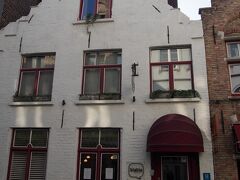 旧市街の入った辺りにある宿泊したホテル
バスに乗れば、程近いバスターミナルやバス停で降りて数分ですが、私は駅から
歩きました。１５〜２０分ほど。

Hotel Bla Bla   ２つ星  （旧：ホテル インペリアル）