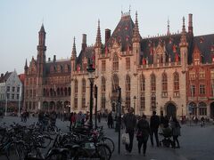 早速、広場へ歩いていきました。
ホテルから１０分もしないぐらい。

中世そのままの雰囲気いいわー。馬の蹄と鐘の音が響き渡ります。　

