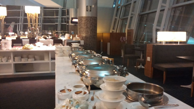 航空会社指定のRose Loungeです。改装されて落ち着いた雰囲気になっていました。生春巻、揚げ春巻、フォーなどベトナム料理が充実。時間帯によっては、空いてる席を探す人がいました。