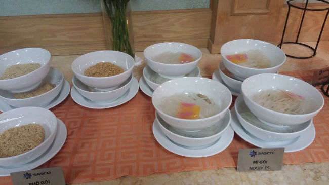 プライオリティパスで入れるアプリコットラウンジでです。場所は国際線17番搭乗口付近の免税店横のエレベーターで1階下がります。ここはシャワーがありました。料理はインスタントの麺など。ワインやビールもあります。お菓子類が充実。混んでいて席を探すのに苦労しました。