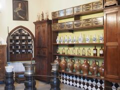 いきなりですが
次にメムリンク美術館（聖ヨハネ施療院）。
聖ウルスラの聖遺物箱っていう黄金の箱がありましたが、人が群がってたせいか写真撮ってない(-_-)　４世紀に起源を持つという伝説の聖人の遺物が入ってるそうですが…

さて別館に昔の薬局がありました。ここは他に誰も居なかった（笑）