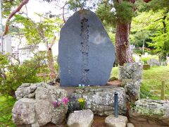 13：48　いよいよ中尊寺へ。入り口には武蔵坊弁慶のお墓があります。駐輪場に自転車を停め坂道を登って行きます。この駐輪場っていうのが優しくて、鎌倉ではこれがないことに苦労しました。