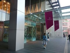 倉敷から一般道を利用して岡山市内へ向かう予定でした。しかし、途中渋滞が予想されたので山陽自動車道経由にルート変更。岡山県総合グラウンドを通過した辺りから多少混雑していましたが渋滞は許容範囲でした。高速道を選択して良かった。
国道429号線→倉敷IC→岡山IC→国道53号線（通称：岡山街道）を経由し、岡山駅西口前に建つ「ÅＮÅクラウンプラザホテル岡山」に到着。美観地区から27ｋｍ。
初日の移動距離は高松空港からの102ｋｍでした

レンタカーの車高が2150ｍｍ。ホテル駐車場は２ｍの高さ制限。
予めホテルに紹介された「ピギーパーキング」にレンタカーを置きました。
１泊1,200円也。
（17：09）