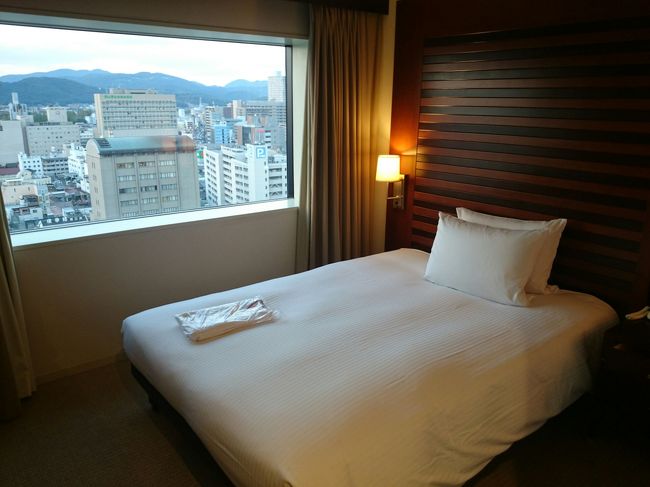 5時30分に札幌の自宅を出発。この時間になって疲れが出てきました。夕食まで各自部屋で休憩を取ることに。<br />自分の部屋は14階のシングル。北向きの窓から山々や岡山駅を出発する新幹線を眺めることが出来ました。<br /><br />部屋に入り、幹事の自分は夕食の居酒屋を予約。それからネットでクライマックスシリーズ第２戦（ファイターズvsマリーンズ）の模様をダイジェスト版で確認。結局、睡眠を取らず集合場所の１階ロビーへ向かいました。<br />（17：25）