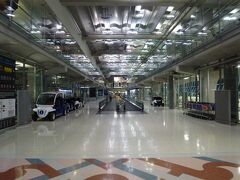 朝の5時前にスワンナプーム国際空港に到着。
ここで、タイ国内線に乗り換えます。

到着ゲートからトランジットゲートまで、遠いこと遠いこと。
♪通路は続くよ〜ど〜こま〜で〜も〜っと♪
