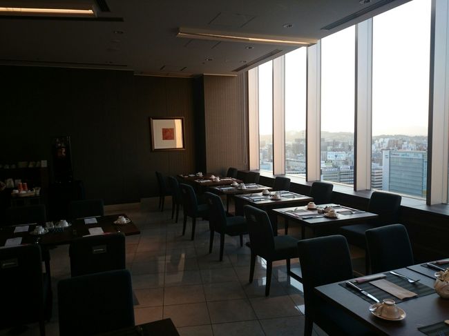 朝食会場は20階の「廚“洊”」（くりやせん）岡山市内を一望できます。<br />開場５分前から並んでいたので１番乗り。バイキング形式の朝食です。<br />（6：31）