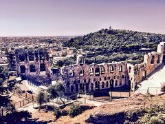 イロド・アティコス音楽堂

アテネの大富豪イロド・アティスコは、父親の遺産を公共建設費に寄付をしていた。
この音楽堂は彼の妻の追悼として161年に建てられたもの。

3階構造、収容人数は5,000人。木製の屋根がついていたと言われている。

現在も野外劇場として使用されることもあり、これまでマリア・カラス、
ルチアーノ・パバロッティ、アンドレア・ボッチェリ、ホセ・カレーラス、エルトン・ジョンにここで公演を行っている。
また日本の能もここで披露されたことがあるという。