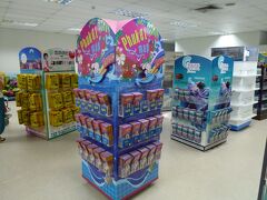 去年は気が付かなかったのですが、フリーのプーケットの地図が置いてありました。
場所は到着ゲートから1階に降りた所の右側でした。