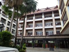 で、ようやくパトンの宿泊地である、AMATA　RESORTへ。
空港から1時間15分くらいかかりました。
到着したときは土砂降りの雨。

こちらは結構古いホテルなのですが、ジャンクセイロンにも、バングラ通りにも近い立地のいいホテルです。

到着したのは12時過ぎだったので、2時のチェックインタイムまで結構時間があったのですが、すんなりアーリーチェックインをしてくれました。