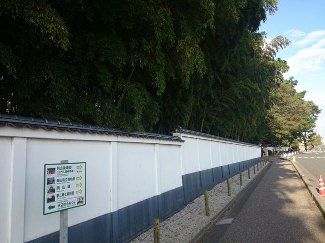 ホテルを７時30分にチェックアウト。県庁通りの天満屋付近の街並みを眺めながら城下筋を北上し、新鶴見橋を渡って「岡山後楽園」にやって来ました。<br />開園10分前でしたので、５〜６台が駐車場に止まっている程度でした。<br />（7：54）