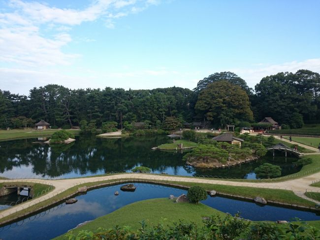 「唯心山」に登りました。唯心山から見て北側にある「沢の池」。美しい眺望が広がっています。太陽を背にする時間帯なので綺麗に写真を撮ることが出来ました。<br />もう少し後楽園でのんびりしたいところですが、９時30分発のフェリーで小豆島へ向う予定。名残惜しいですが出発します。たった30分でも訪問して良かった。<br />（8：12）<br /><br />香川県小豆島編→http://4travel.jp/travelogue/11067061