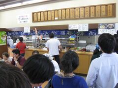 「山越うどん」を諦め、コトデン栗熊駅近く国道沿いにある「香川屋 本店
」へ。14時前でしたが20人位並んでいました。