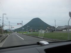 讃岐富士こと「飯野山」。
民話の絵本に描かれていそうな、きれいな『山』の形でした。