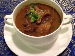 ホテルに戻った後、もう一度街まで繰り出すのは大変だったので、ホテルのレストランのThe Gulai Houseのモダンマレー料理でディナーにしました。
その日はシェフの出版記念イベント？か何かで特別コースのみの提供でした。着席の前にカクテルとアミューゼのサービスもありました。
写真は一品目、牛テールのスープカレーのような料理です。テールが柔らかくて、実は全ての料理の中で一番おいしかったかもです…