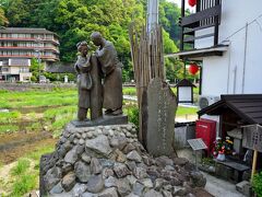 〔 三朝橋・河原風呂/足湯 河原の湯 〕

まずは温泉街の中心に架かる「三朝橋」のあたりから出発！

橋のたもとに、“ないてわかれりゃ 空までくもる くもりゃ 三朝が雨となる”という野口雨情作の「三朝小唄」の一節が。